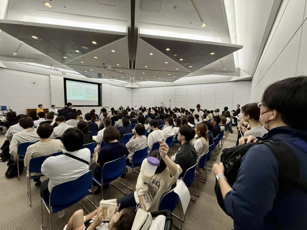 超満員の会場