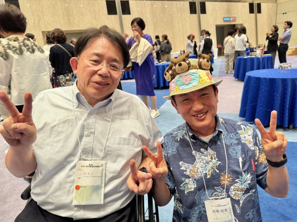 講演後に大会長の髙橋昭彦先生と山崎