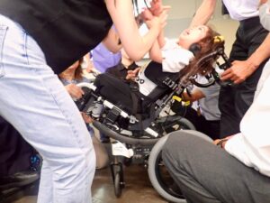 体に合わせた車椅子に試乗